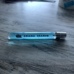 Arianna grande hand held perfume